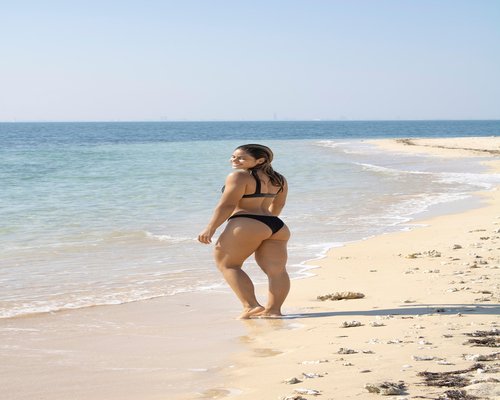 Persona caminando tranquilamente por una calle iluminada en la colonia Roma, México