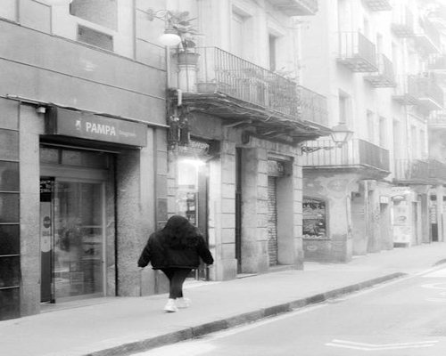 Pareja adulta caminando tranquilamente por el Parque México en CDMX